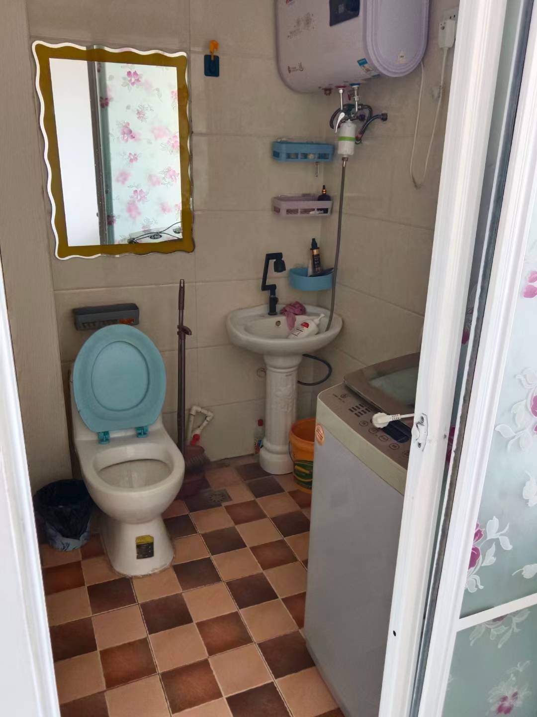 點樓6樓，地?zé)岱? /></a>

        </div>
        <div   id="p4yww0v"   class="clear"></div>
        <div   id="obpsz5d"   class="pswp" tabindex="-1" role="dialog" aria-hidden="true">
                <div   id="f9qustv"   class="pswp__bg"></div>
                <div   id="zxhhs4e"   class="pswp__scroll-wrap">
                    <div   id="i4ifwg9"   class="pswp__container">
                        <div   id="gqfnp5n"   class="pswp__item"></div>
                        <div   id="wdvufcs"   class="pswp__item"></div>
                        <div   id="wnugm9i"   class="pswp__item"></div>
                    </div>
                    <div   id="5xwznvs"   class="pswp__ui pswp__ui--hidden">
                        <div   id="mosyx9b"   class="pswp__top-bar">
                            <div   id="eiwoh0n"   class="pswp__counter"></div>
                            <button class="pswp__button pswp__button--close" title="Close (Esc)"></button>
                            <button class="pswp__button pswp__button--fs" title="Toggle fullscreen"></button>
                            <button class="pswp__button pswp__button--zoom" title="Zoom in/out"></button>
                            <div   id="5l4iln9"   class="pswp__preloader">
                                <div   id="5n4ip4z"   class="pswp__preloader__icn">
                                <div   id="k9jrf4e"   class="pswp__preloader__cut">
                                    <div   id="ewahg5i"   class="pswp__preloader__donut"></div>
                                </div>
                                </div>
                            </div>
                        </div>
                        <div   id="rgbeey4"   class="pswp__share-modal pswp__share-modal--hidden pswp__single-tap">
                            <div   id="dumfwmp"   class="pswp__share-tooltip"></div> 
                        </div>
                        <button class="pswp__button pswp__button--arrow--left" title="Previous (arrow left)">
                        </button>
                        <button class="pswp__button pswp__button--arrow--right" title="Next (arrow right)">
                        </button>
                        <div   id="0lvzuwe"   class="pswp__caption">
                            <div   id="z4lii4r"   class="pswp__caption__center"></div>
                        </div>
                    </div>
                    </div>
            </div>
        
      
	   
       
       
       <div   id="vx4rsst"   class="xx_con2">
        	<h3><i class="kicon lx"></i>聯(lián)系方式</h3>
            <ul>
            	<li><i class="kicon dz"></i>區(qū)域：周邊地區(qū)</li>
            	<li><i class="kicon lxr"></i>稱呼：.</li>
                <li><i class="kicon dht"></i>電話：<b>13948149799</b></li>
                
            </ul>
            <div   id="f4eop5n"   class="ctext">[聯(lián)系我們，請說是在“<b>霍林河信息港</b>”上看到的，謝謝！]</div>
        </div>
<div style="clear:both;"></div>
 <div   id="vmhjsep"   class="list_time fl">發(fā)布日期：2024/11/21 7:37:39　過期日期：2025/11/21 7:37:39</div>
<div style="clear:both;"></div>
<div   id="w4atxpi"   class="infoquote" >
<p><span id="5v8qyig"    class="t">使用信息須知（必讀）</span></p>
<p>①請認(rèn)真閱讀服務(wù)協(xié)議（www.yzjrsy.com.cn），使用信息視為已知曉并同意該協(xié)議</p>
<p>②該信息（含圖片）由用戶自行發(fā)布，其真實性、準(zhǔn)確性和合法性由信息發(fā)布者負(fù)責(zé)</p>
<p>③霍林河信息港僅提供信息交流平臺，不介入任何交易過程，不承擔(dān)安全風(fēng)險和法律責(zé)任</p>
<p><font color="#0000FF">④強烈建議：拒絕預(yù)付費用、選擇見面交易、核驗證照資質(zhì)、簽訂交易合同</font></p>
<p><font color="#0000FF">⑤特別提示：提高警惕，謹(jǐn)防詐騙</font></p></div>
<div style="clear:both;"></div>
<div   id="mwcuycr"   class="show_interest" style="padding-bottom:12px;">
      <h1><em class="showconl_tit_t show_interest_s" style="background:#ff6630; margin-top:4px; pading-right:12px;"><a href="/tijiao.asp" target="_blank" style="color:#FFFFFF;">您也可以發(fā)一條信息</a></em><i      class="show_interest_i"></i>我們猜測您對以下信息或許感興趣</h1>
<ul>
			
<li id="bwvnozk"    class="nlist show_interest_li"><a href="/172775.html" class="gayf8" target="_blank"><i class="show_interest_lino">1</i>上京國際公寓出租</a></li>
	 
<li id="xq4zvpx"    class="nlist show_interest_li"><a href="/213963.html" class="gayf8" target="_blank"><i class="show_interest_lino">2</i>康佳小區(qū)5樓出售</a></li>
	 
<li id="5mlbaq4"    class="nlist show_interest_li"><a href="/213962.html" class="gayf8" target="_blank"><i class="show_interest_lino">3</i>華龍新城4樓出售</a></li>
	 
<li id="b9orc49"    class="nlist show_interest_li"><a href="/213961.html" class="gayf8" target="_blank"><i class="show_interest_lino">4</i>出租</a></li>
	 
<li id="0vjmb9z"    class="nlist show_interest_li"><a href="/213960.html" class="gayf8" target="_blank"><i class="show_interest_lino">5</i>金葉小區(qū)5樓二小二中</a></li>
	 
<li id="0kvnvjr"    class="nlist show_interest_li"><a href="/213959.html" class="gayf8" target="_blank"><i class="show_interest_lino">6</i>出租</a></li>
	 
<li id="hkbrmjg"    class="nlist show_interest_li"><a href="/213958.html" class="gayf8" target="_blank"><i class="show_interest_lino">7</i>出租</a></li>
	 
<li id="nmwpeiw"    class="nlist show_interest_li"><a href="/213957.html" class="gayf8" target="_blank"><i class="show_interest_lino">8</i>出租</a></li>
	 
<li id="lgulx94"    class="nlist show_interest_li"><a href="/213956.html" class="gayf8" target="_blank"><i class="show_interest_lino">9</i>出租</a></li>
	 
<li id="0ckrksh"    class="nlist show_interest_li"><a href="/213955.html" class="gayf8" target="_blank"><i class="show_interest_lino">10</i>店長推薦房源????</a></li>
	 					
         </ul>
            </div>
<div style="clear:both;"></div>
    </div>
    <div   id="efirqfu"   class="list_r fl">
	<div   id="4dnki9a"   class="list_r_title">置頂推廣信息</div>
    <ul style="margin:0px; padding:5px;">

<li id="e4etl3x"    class="liNews"><b  class="rc1" >1</b><a href="/213120.html" target="_blank" title="社區(qū)招聘護士">社區(qū)招聘護士<span>2025/4/25</span></a></li>

<li id="gqideet"    class="liNews"><b  class="rc2" >2</b><a href="/213685.html" target="_blank" title="出售商業(yè)房和住宅">出售商業(yè)房和住宅<span>2025/4/30</span></a></li>

<li id="slrfugz"    class="liNews"><b  class="rc3" >3</b><a href="/213924.html" target="_blank" title="出售西秀園五樓">出售西秀園五樓<span>2025/5/1</span></a></li>

<li id="ts4jn4l"    class="liNews"><b >4</b><a href="/172775.html" target="_blank" title="上京國際公寓出租">上京國際公寓出租<span>2025/5/2</span></a></li>

<li id="5havs9g"    class="liNews"><b >5</b><a href="/213963.html" target="_blank" title="康佳小區(qū)5樓出售">康佳小區(qū)5樓出售<span>2025/5/2</span></a></li>

<li id="e4ptfgm"    class="liNews"><b >6</b><a href="/213962.html" target="_blank" title="華龍新城4樓出售">華龍新城4樓出售<span>2025/5/2</span></a></li>

<li id="vfblfbm"    class="liNews"><b >7</b><a href="/213961.html" target="_blank" title="出租">出租<span>2025/5/2</span></a></li>

<li id="icugu94"    class="liNews"><b >8</b><a href="/213960.html" target="_blank" title="金葉小區(qū)5樓二小二中">金葉小區(qū)5樓二小二中<span>2025/5/2</span></a></li>

<li id="bjdjxqv"    class="liNews"><b >9</b><a href="/213959.html" target="_blank" title="出租">出租<span>2025/5/2</span></a></li>

<li id="dpffpul"    class="liNews"><b >10</b><a href="/213958.html" target="_blank" title="出租">出租<span>2025/5/2</span></a></li>

<li id="jtlru4n"    class="liNews"><b >11</b><a href="/213957.html" target="_blank" title="出租">出租<span>2025/5/2</span></a></li>

<li id="ouxnbf4"    class="liNews"><b >12</b><a href="/213956.html" target="_blank" title="出租">出租<span>2025/5/2</span></a></li>

<li id="gxifrvz"    class="liNews"><b >13</b><a href="/213955.html" target="_blank" title="店長推薦房源????">店長推薦房源????<span>2025/5/2</span></a></li>

<li id="faetfjp"    class="liNews"><b >14</b><a href="/213954.html" target="_blank" title="出租">出租<span>2025/5/2</span></a></li>

<li id="e4eqxgk"    class="liNews"><b >15</b><a href="/213953.html" target="_blank" title="交通小區(qū)">交通小區(qū)<span>2025/5/2</span></a></li>

<li id="nxzepsl"    class="liNews"><b >16</b><a href="/213952.html" target="_blank" title="東陽雅居6樓，非頂樓">東陽雅居6樓，非頂樓<span>2025/5/2</span></a></li>

<li id="0wfvysd"    class="liNews"><b >17</b><a href="/213951.html" target="_blank" title="出租">出租<span>2025/5/2</span></a></li>

<li id="iv4phfj"    class="liNews"><b >18</b><a href="/213950.html" target="_blank" title="出租">出租<span>2025/5/2</span></a></li>

<li id="cbiitsi"    class="liNews"><b >19</b><a href="/213949.html" target="_blank" title="出租">出租<span>2025/5/2</span></a></li>

<li id="5z9xp89"    class="liNews"><b >20</b><a href="/213948.html" target="_blank" title="澆澆洗車行招聘洗車工">澆澆洗車行招聘洗車工<span>2025/5/2</span></a></li>

</ul>
    </div>
	<div style="clear:both; float:none; width:100%; height:5px; overflow:hidden;"></div>
	
  </div>
</div>

<div   class="pehsl9b"   id="web_bottom">
  <div   id="stssbxt"   class="adv fl">
  <div   id="jhhpd9y"   class="adv fl">
  </div>
  
  <div   id="j4qkdsh"   class="link fl">
      按區(qū)域查看：<a href="/area1/">珠斯花街</a>  <a href="/area2/">莫斯臺街</a>  <a href="/area3/">沙爾呼熱街</a>  <a href="/area4/">寶日呼吉爾街</a>  <a href="/area5/">達來胡碩街</a>  <a href="/area6/">周邊地區(qū)</a>    合作伙伴：<a target="_blank" >伊春信息網(wǎng)</a>  <a target="_blank" >丹東供求信息</a>  <a target="_blank" >通遼信息港</a>  <a target="_blank" >七臺河信息網(wǎng)</a>  <br />
  </div>
  <div   id="djjyq9a"   class="sitenav fl">
    <a href="/aboutus.asp">關(guān)于我們</a>  |  <a href="/help.asp">本站說明</a>  |  <a href="/contact.asp">聯(lián)系方式</a>  |  <a href="/chaxun.asp" onclick="return newpage(this.href);">數(shù)據(jù)查詢</a>  |  <a href="javascript:window.external.AddFavorite(